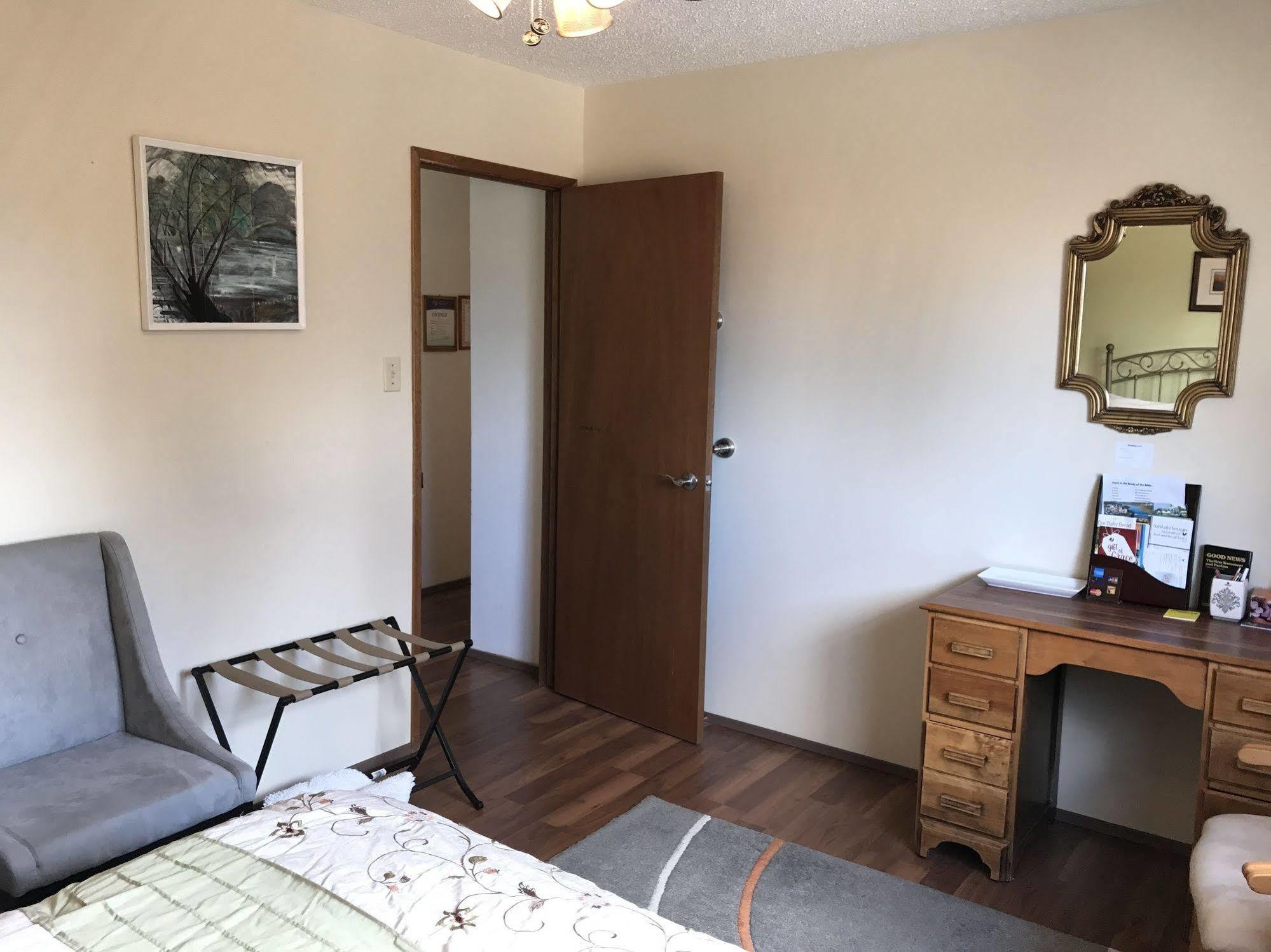 Wild Rose Bed & Breakfast Саскатун Экстерьер фото