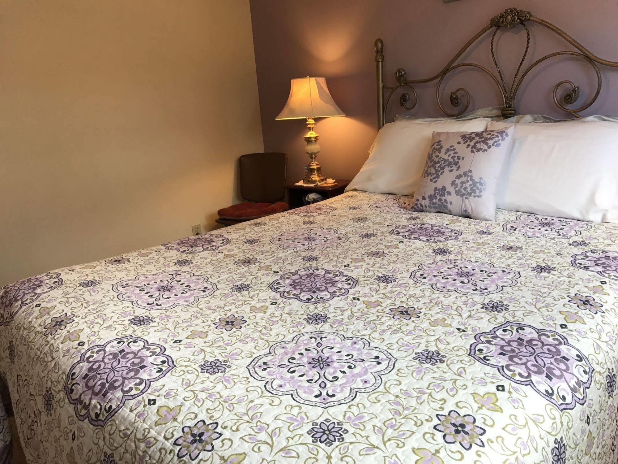 Wild Rose Bed & Breakfast Саскатун Экстерьер фото